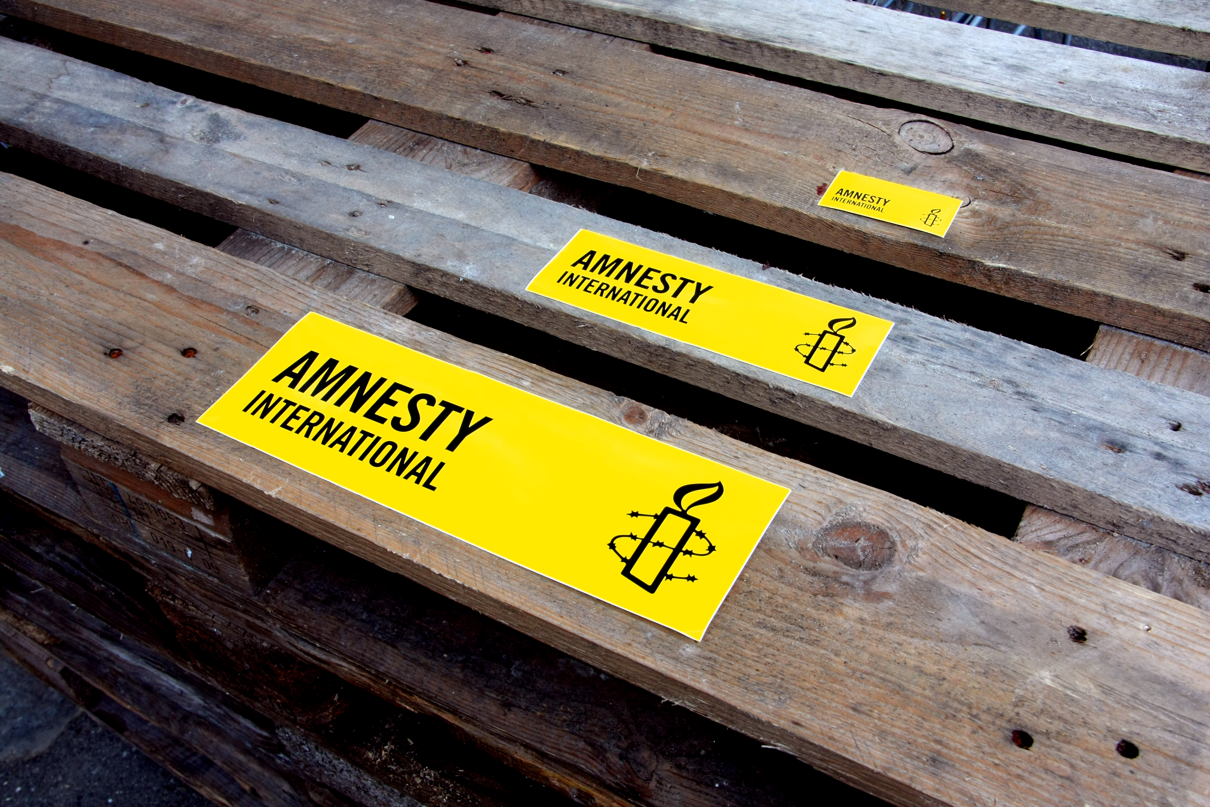 Aufkleber mit Amnesty International Logo