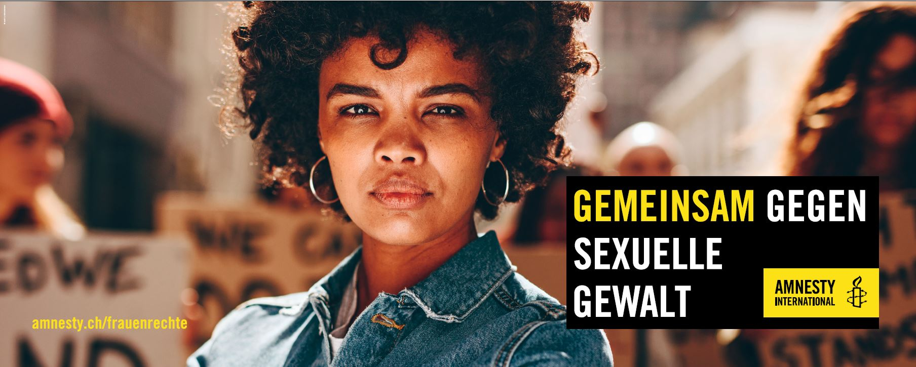 Stoffbanner mit Slogan für die Kampagne « GEMEINSAM GEGEN SEXUELLE GEWALT » 
