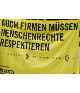 Banner "Auch Firmen müssen Menschenrechte respektieren", zur Ausleihe