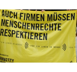 Banner "Auch Firmen müssen Menschenrechte respektieren", zur Ausleihe