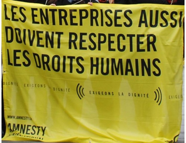 Bannière "Les entreprises aussi doivent respecter les droits humains" à prêter