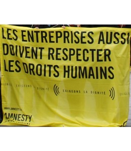 Bannière "Les entreprises aussi doivent respecter les droits humains" à prêter